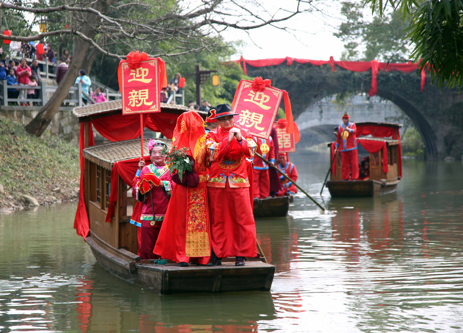 Crowds witness traditional water-town wedding in E China