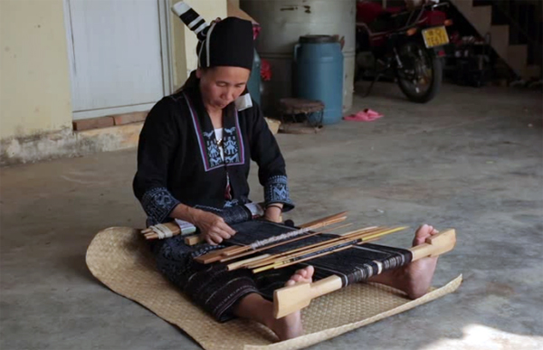 Weaving Hainan
