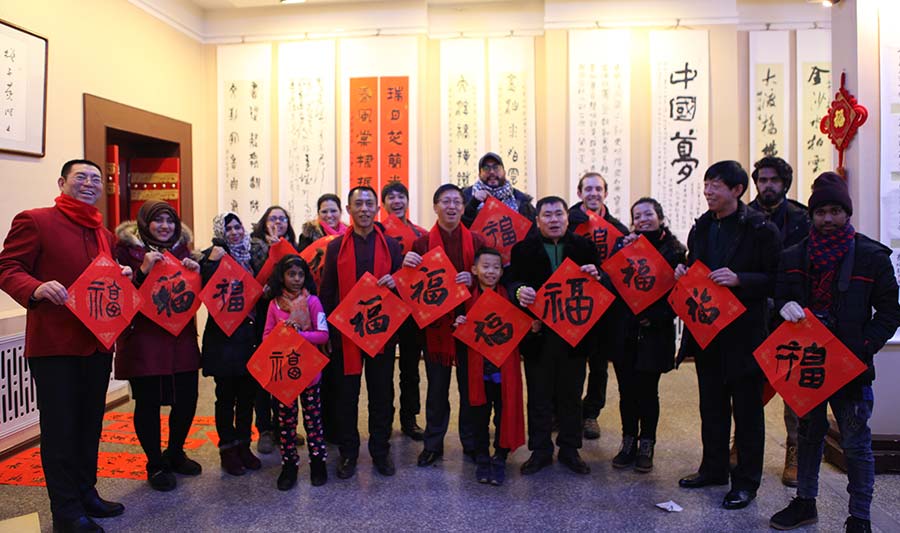 Foreigners experience Chinese calligraphy in Jilin