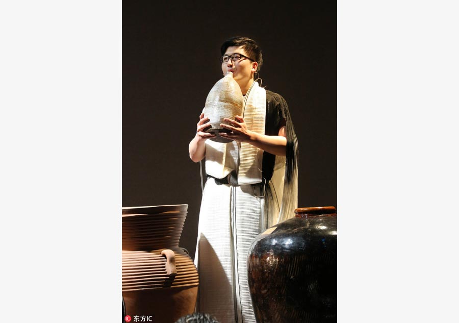 People cozy up in Suzhou bookstore with pottery concert