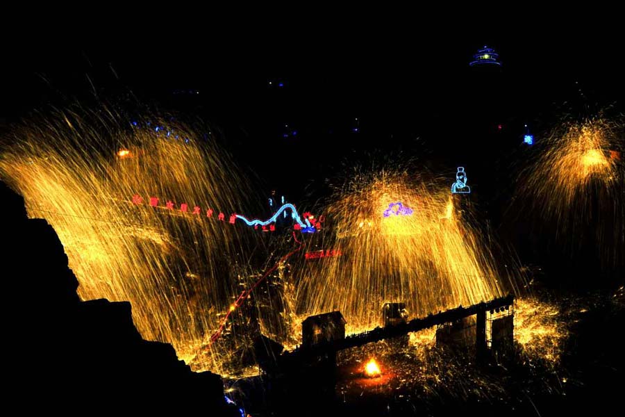 Stunning sprays of iron light up Shanxi sky