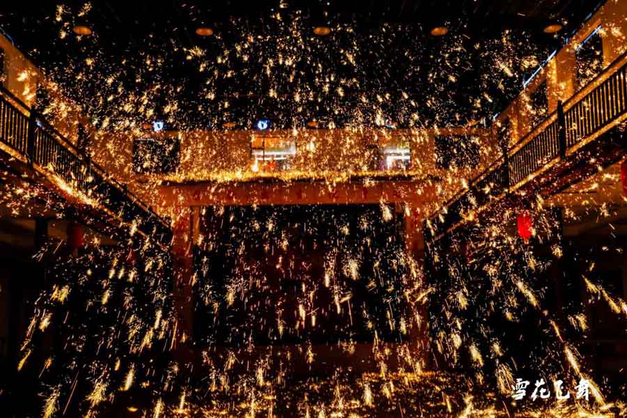 Stunning sprays of iron light up Shanxi sky