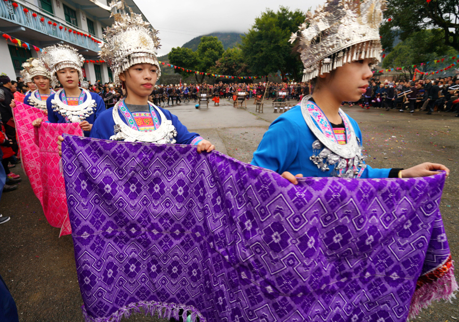 Annual weaving festival kicks off in Guangxi