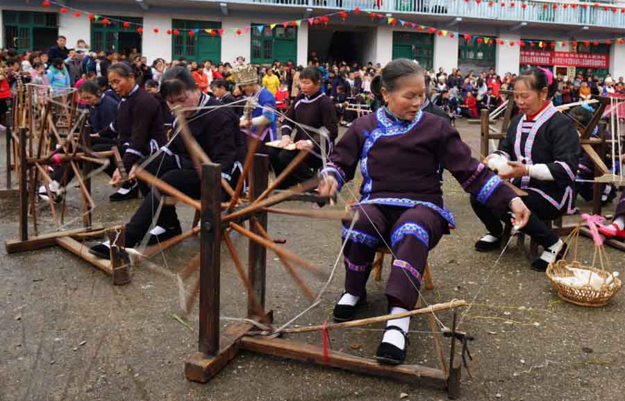 Annual weaving festival kicks off in Guangxi