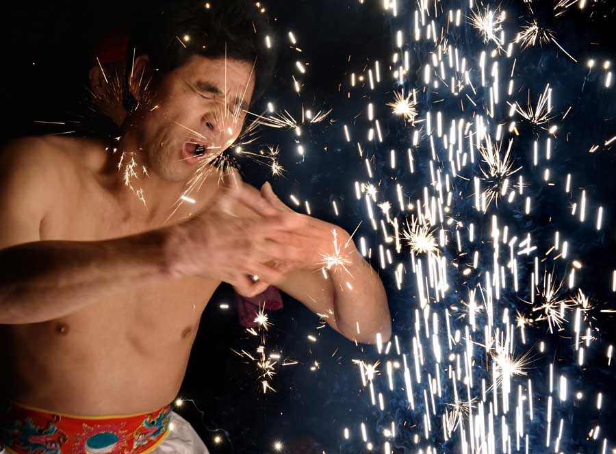 'Firework eating' performed during Lantern Festival in SE China