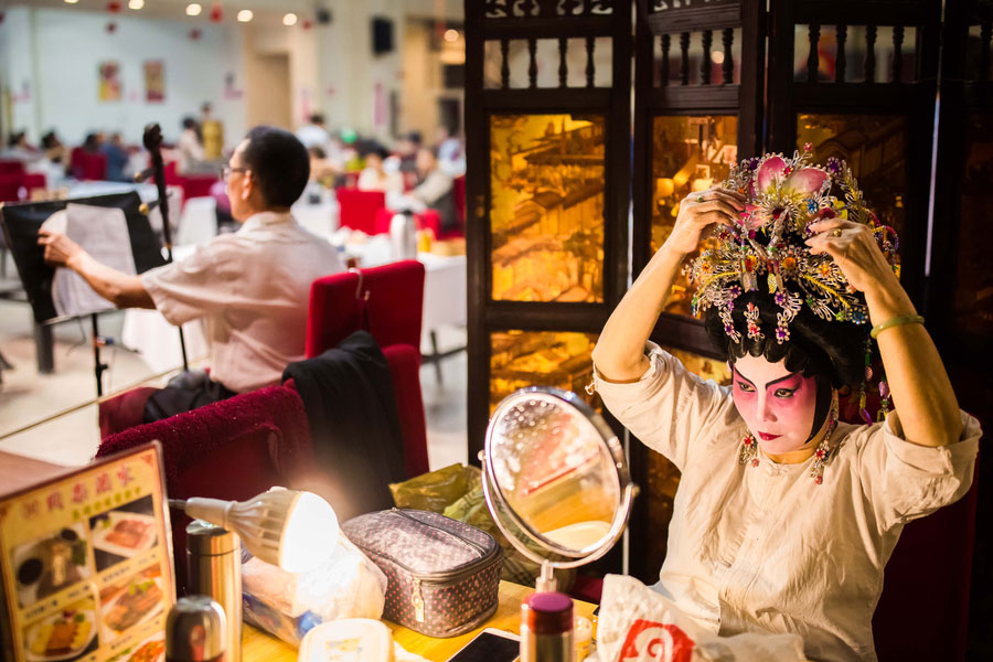 Dilemma of Cantonese Opera in vanishing tea houses