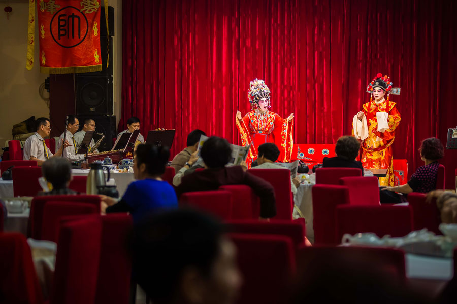 Dilemma of Cantonese Opera in vanishing tea houses