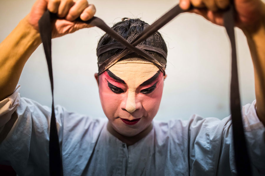 Dilemma of Cantonese Opera in vanishing tea houses