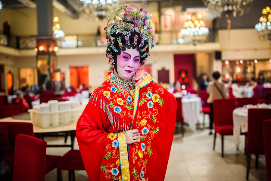 Dilemma of Cantonese Opera in vanishing tea houses