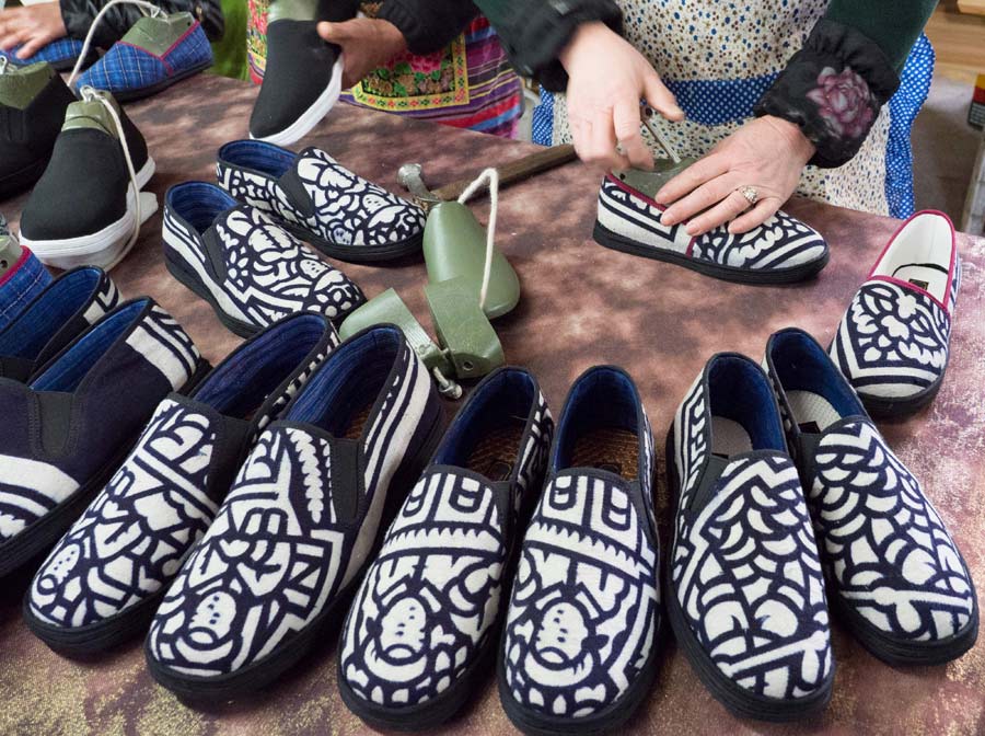 In pics: Technique of China's traditional shoes making
