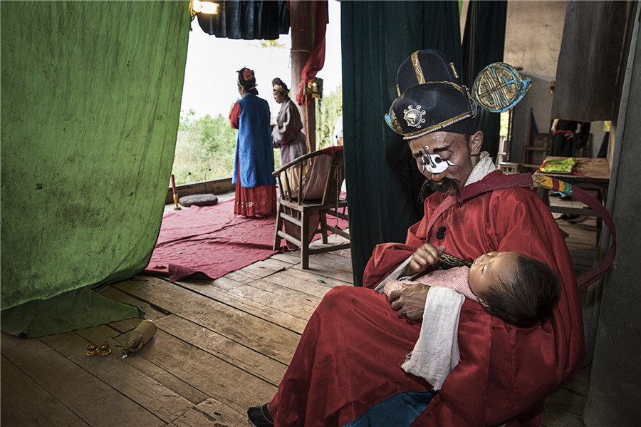 Photos offer glimpse into Chinese countryside opera troupes