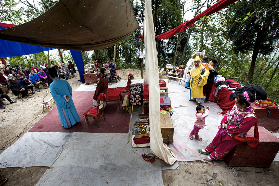 Photos offer glimpse into Chinese countryside opera troupes