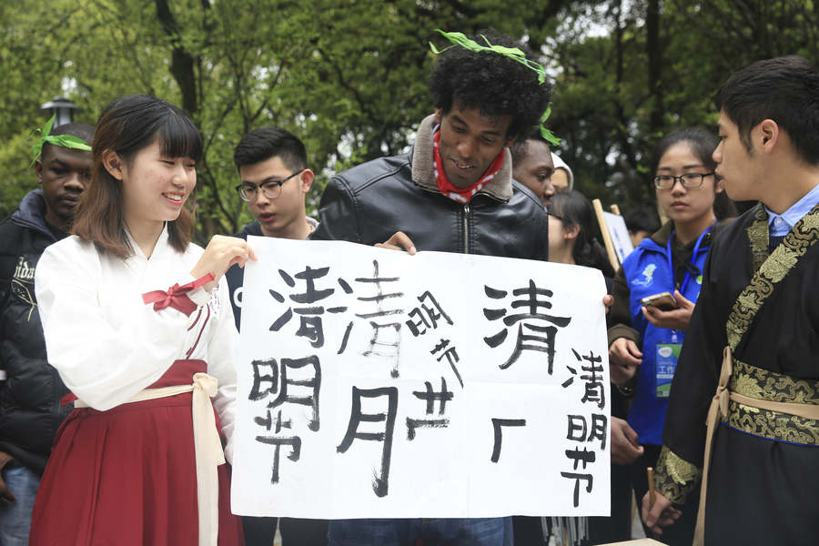 Foreign students experience Qingming culture