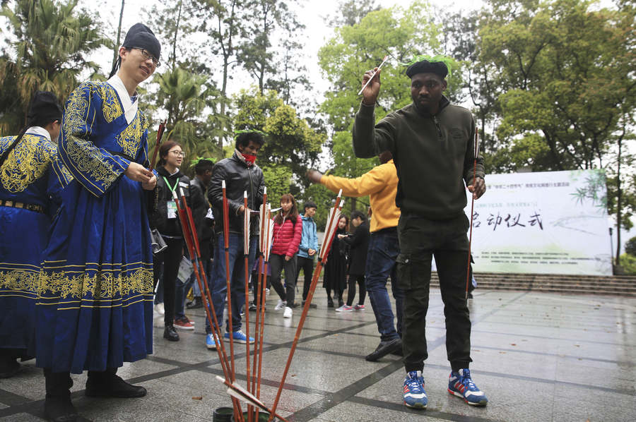Foreign students experience Qingming culture