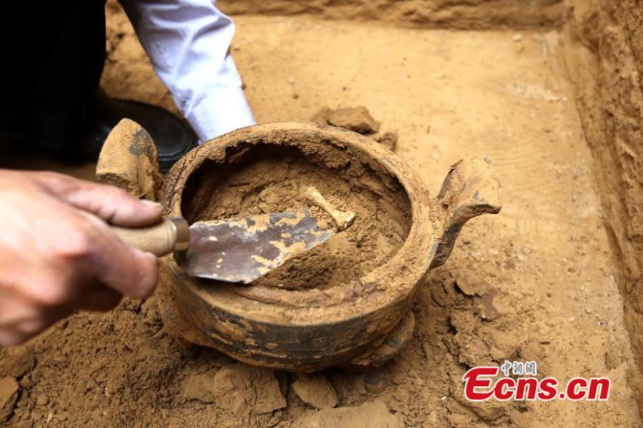 Archaeologists unearth Eastern Zhou Dynasty tombs