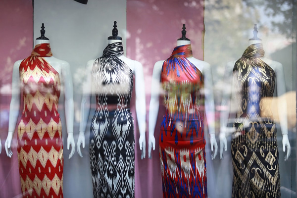 Atlas silk: Ancient folk craftwork still a hit along New Silk Road
