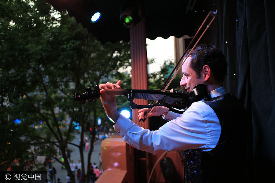 Balcony Concert attracts crowds in Harbin