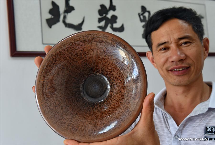 Pic story: Technique of making Jianzhan porcelain