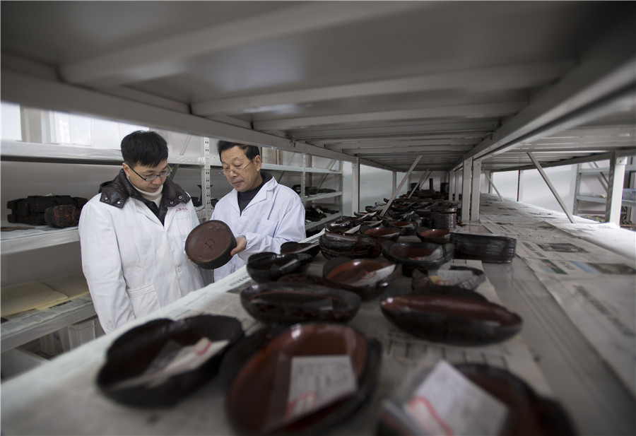 Restorers revive cultural relics in Hubei