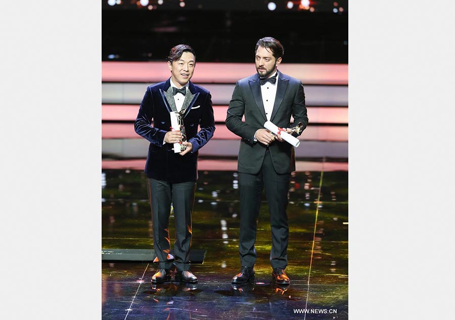 Stars dazzle at awarding ceremony of Shanghai Int'l Film Festival