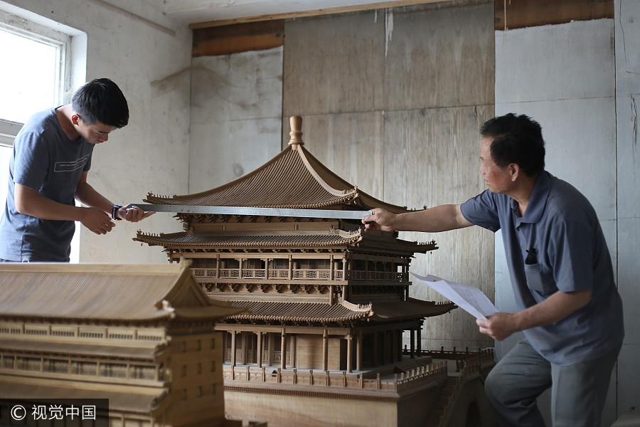 Xi'an folk artist creates miniature ancient complexes