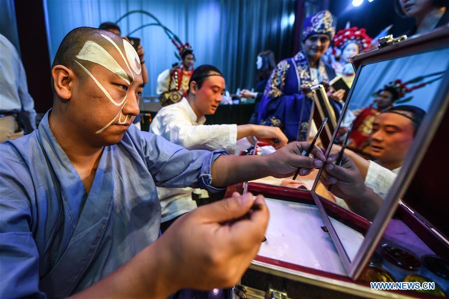 Guests of Summer Davos invited to taste Peking Opera