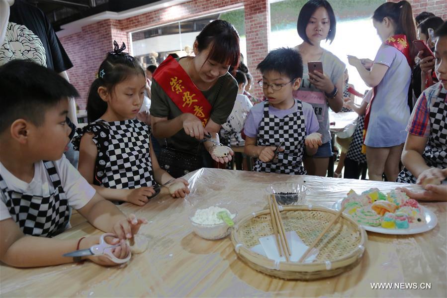 Children learn traditional intangible cultural heritages in E China