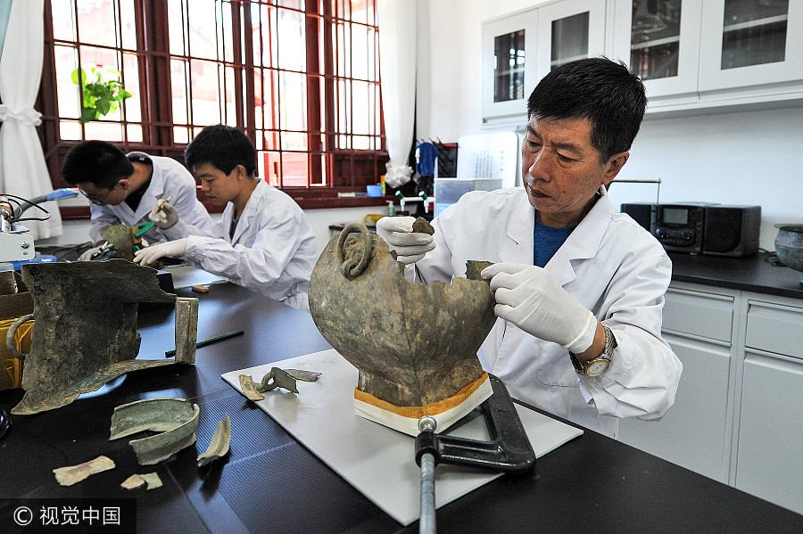 Restorers revive cultural relics at Fuxi Temple in