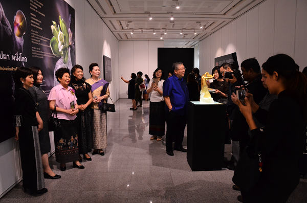 Contemporary Chinese glass art showcased in Bangkok