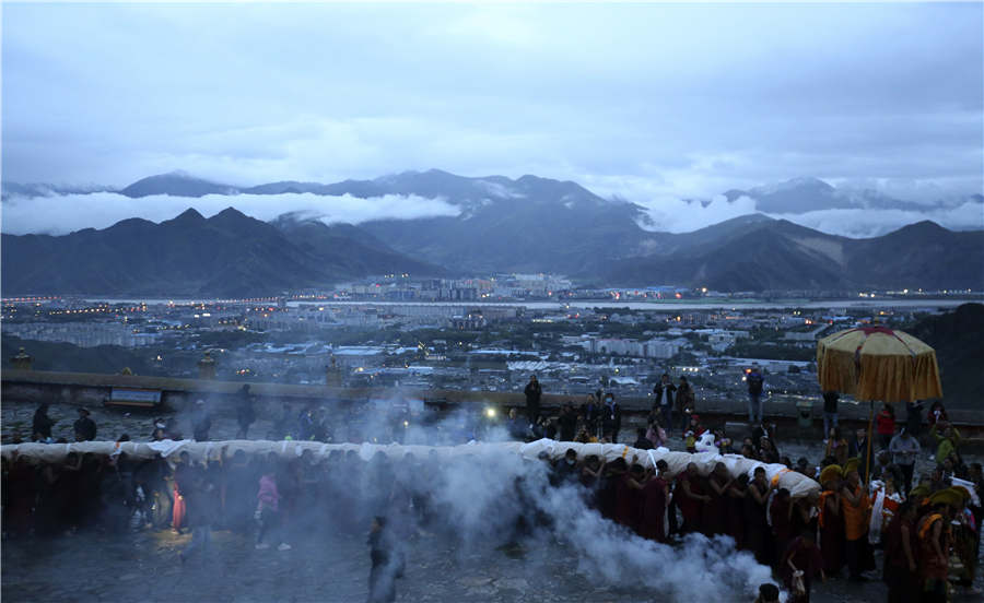 Lhasa celebrates Shoton Festival