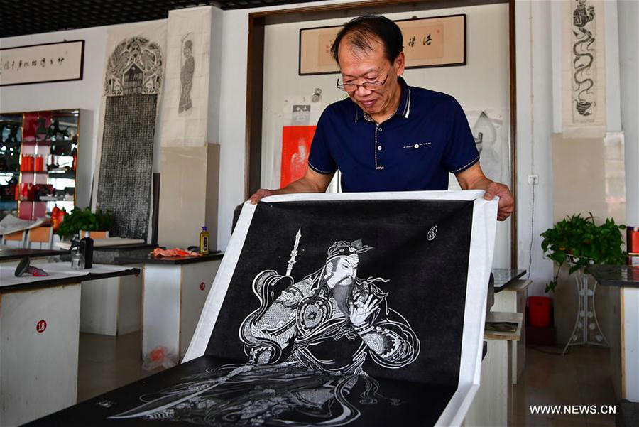 Pic story: Inheritor of rubbing skills in Henan