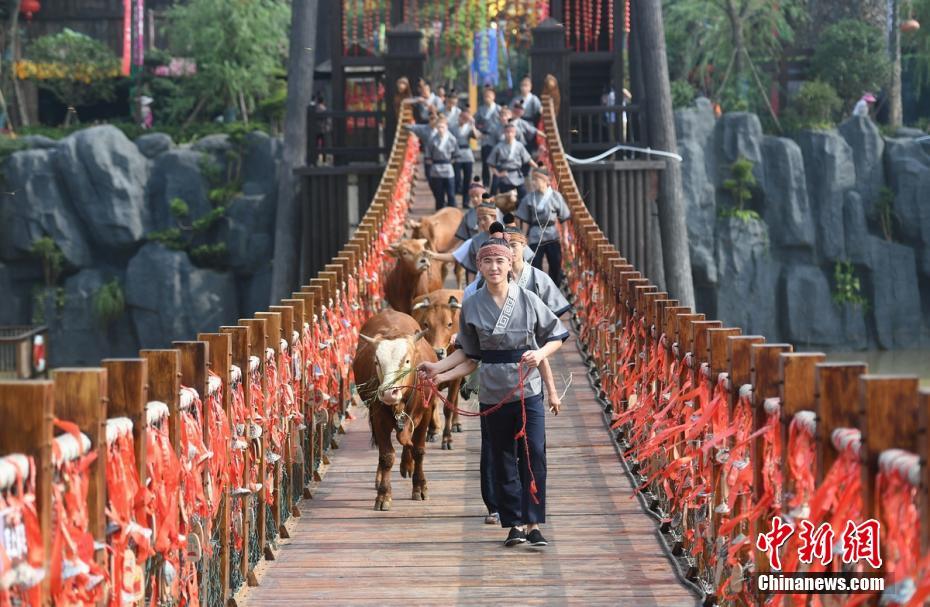 Hunan singletons reenact 'Qixi' legend