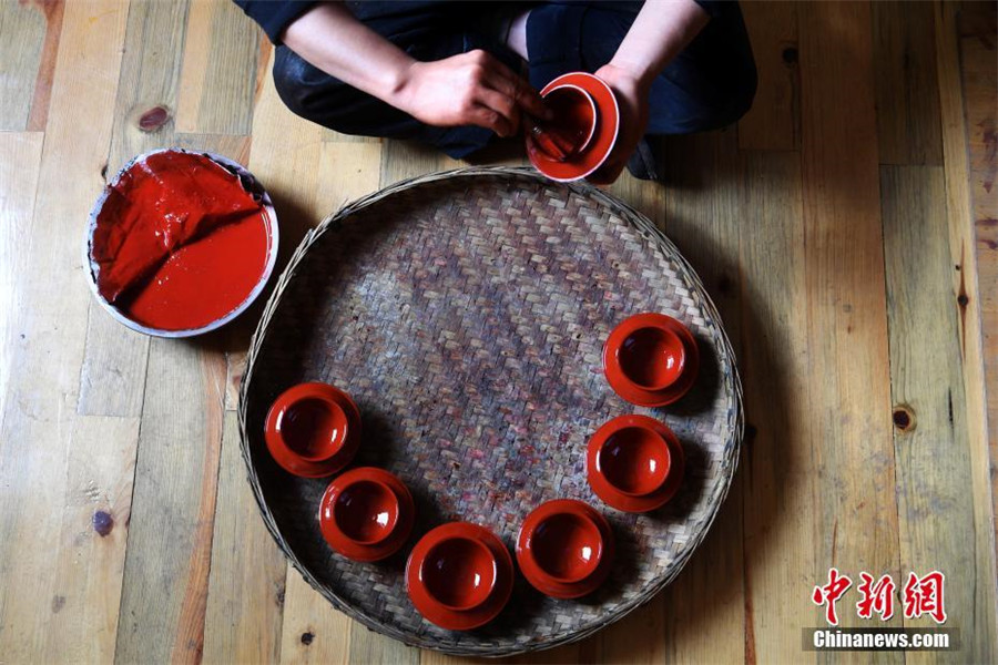 Inheritor of traditional Tibetan wooden products in SW China's Yunnan