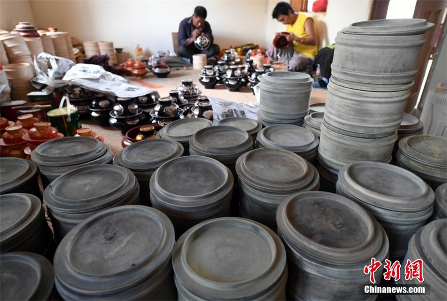 Inheritor of traditional Tibetan wooden products in SW China's Yunnan