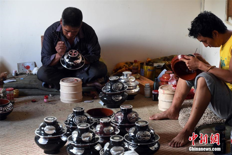 Inheritor of traditional Tibetan wooden products in SW China's Yunnan