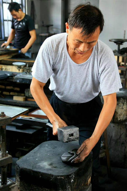 Ancient craft: Ink production in Anhui province