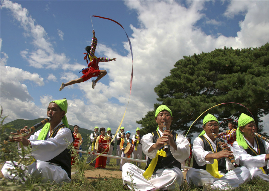 Images capture life of ethnic groups in China