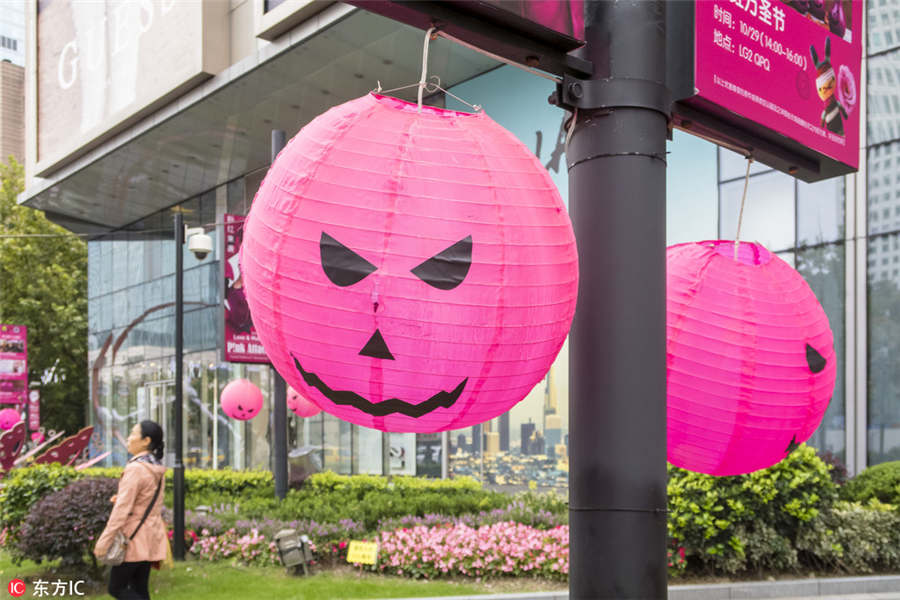 Shanghai mall turns pink for Halloween