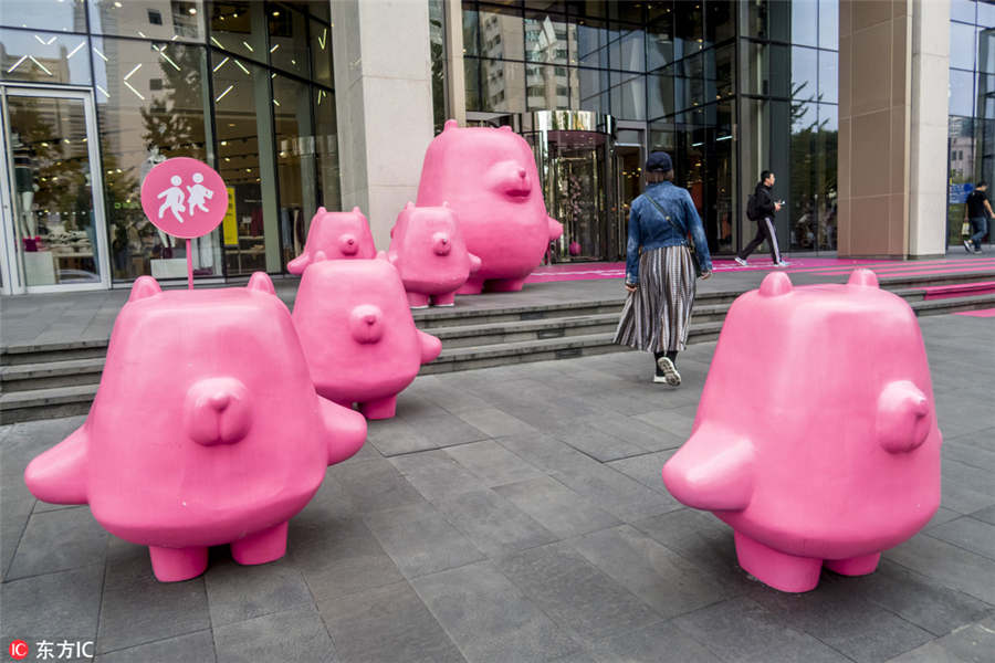 Shanghai mall turns pink for Halloween