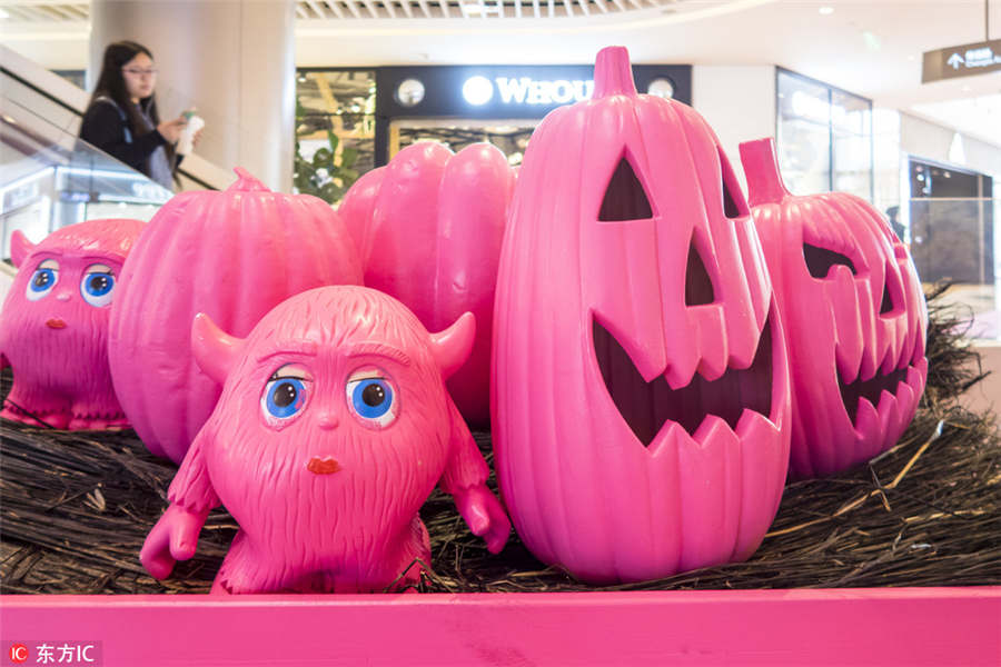 Shanghai mall turns pink for Halloween
