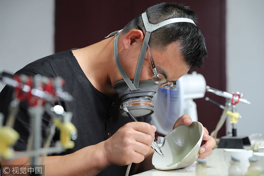 Man teaches himself ancient porcelain restoration
