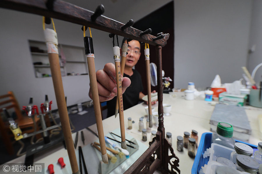 Man teaches himself ancient porcelain restoration