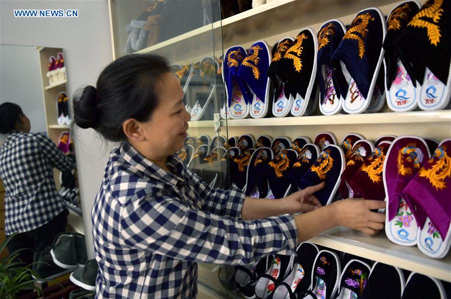 Embroidery shows culture of Tujia ethnic group in China's Hubei
