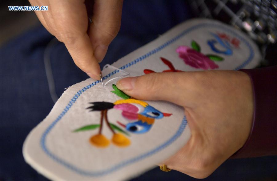 Embroidery shows culture of Tujia ethnic group in China's Hubei