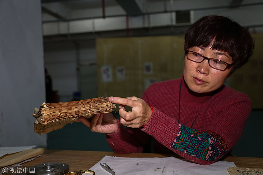 Restorer revives thousands of ancient books