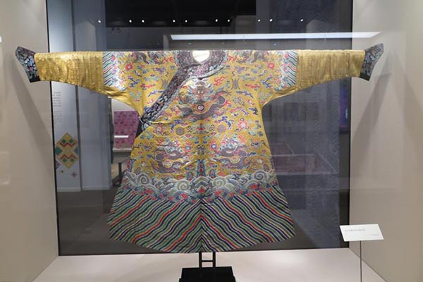 Exhibition showcases China's finest brocade in different dynasties