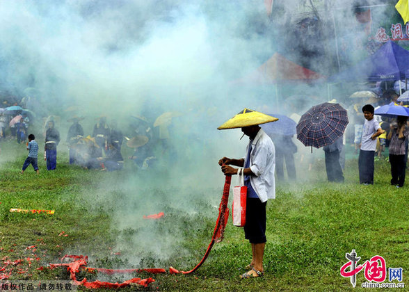 贵州施洞苗族同胞欢度独木龙舟节[组图]