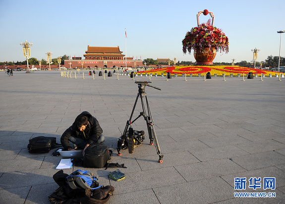 图：境外媒体记者关注十八大开幕会