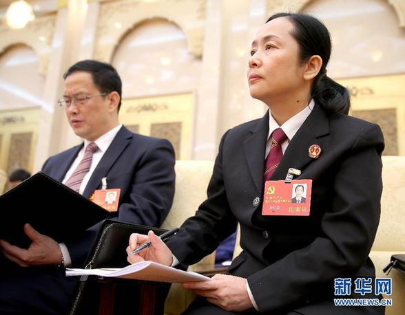 图：代表团分组讨论向媒体开放