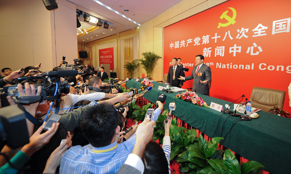 商务部部长陈德铭接受媒体集体采访